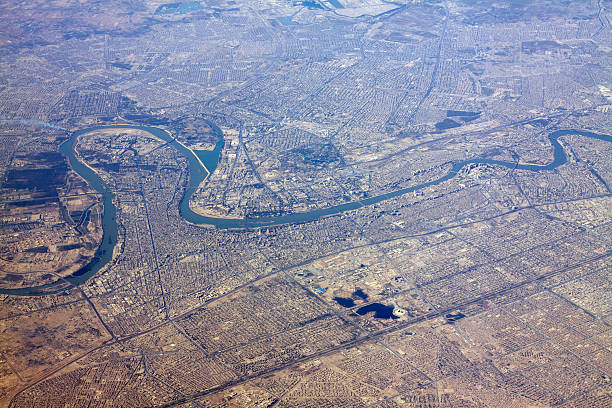 río tigris en el centro de bagdad, iraq - bin laden fotografías e imágenes de stock