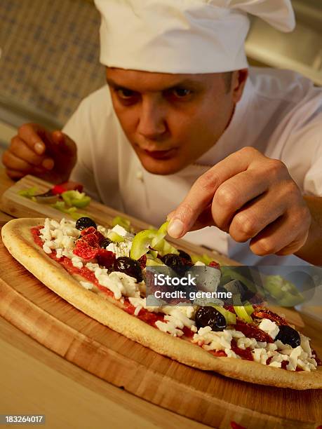 Kuchni Dokonywanie Pizza - zdjęcia stockowe i więcej obrazów Biały - Biały, Ciało ludzkie, Czarna oliwka