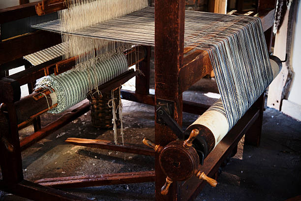 ancien métier à tisser - weaving machine photos et images de collection