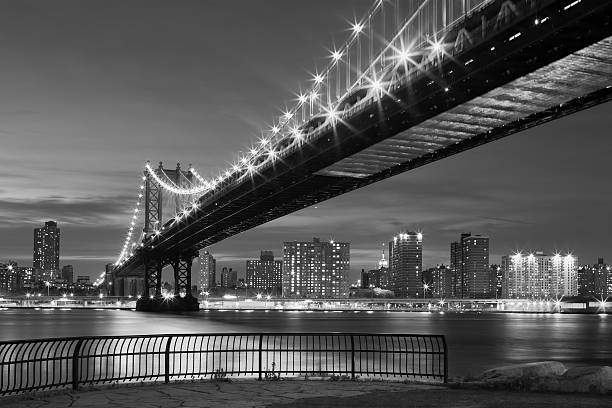 new york city manhattan bridge - - east river riverbank waters edge suspension bridge ストックフォトと画像