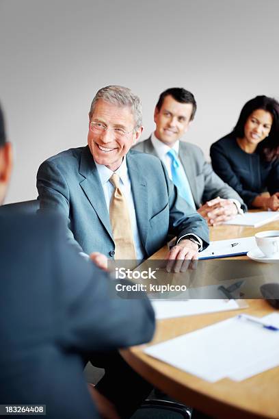 Foto de Sucesso Pessoas De Negócios Apertando As Mãos Depois De Uma Reunião e mais fotos de stock de Grupo Multiétnico