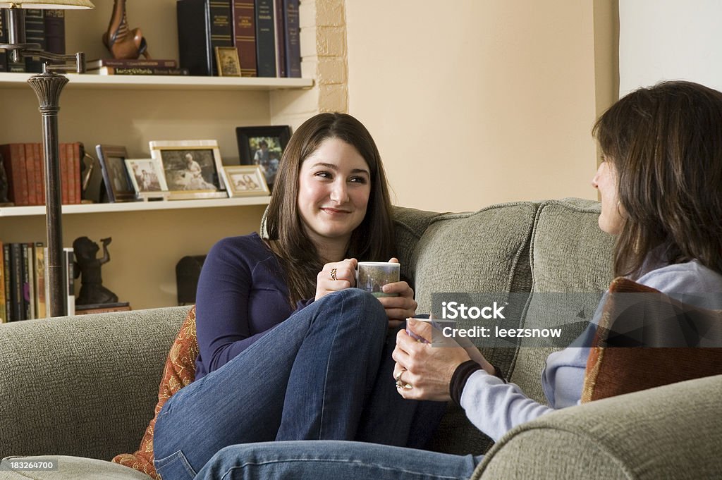 Dos mujeres en casa hablando de café - Foto de stock de Adolescente libre de derechos