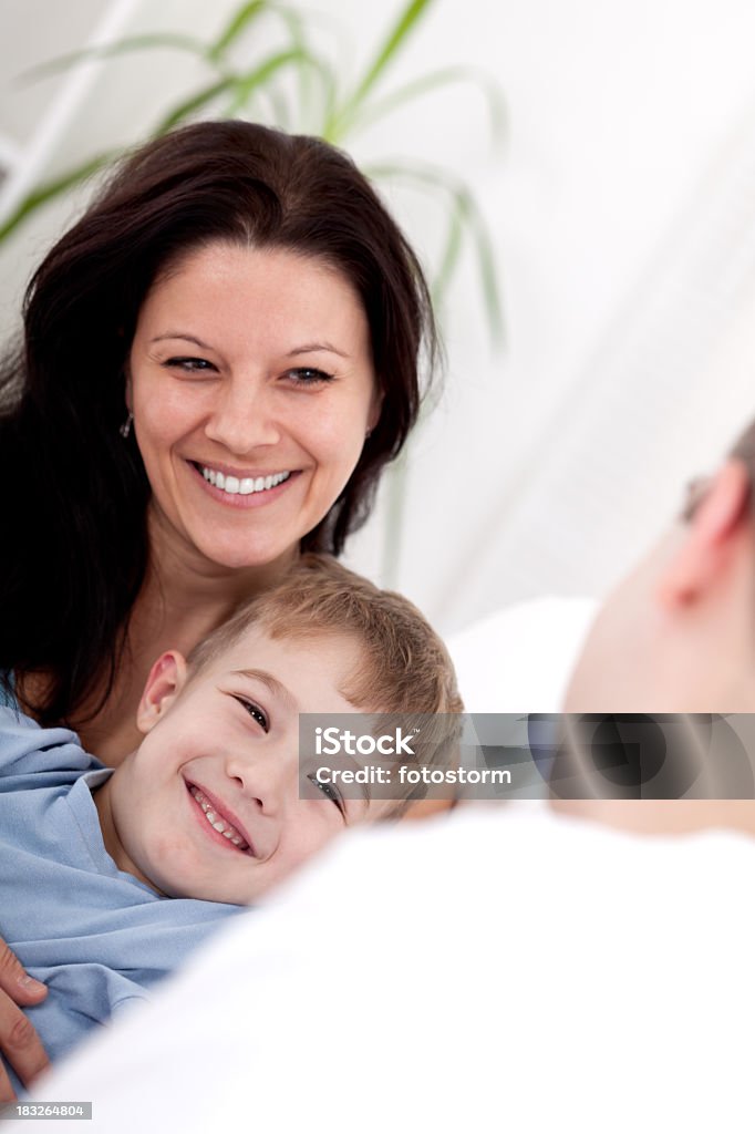 Felice sorridente famiglia divertendosi all'interno - Foto stock royalty-free di Abbigliamento casual