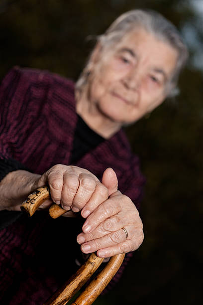 retrato de mulher idosa com bengalas, foco diferencial - senior1 imagens e fotografias de stock