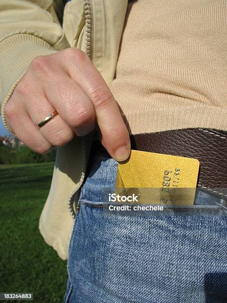Cartão De Crédito Em Jeans - Fotografias de stock e mais imagens de Cartão Dourado - Cartão Dourado, Bolso, Calças de Ganga