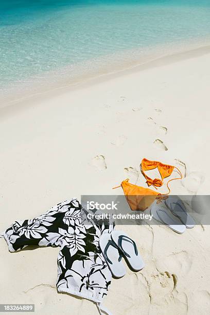 Calçãodebanho De Biquíni E Na Areia Em Uma Praia Das Caraíbas - Fotografias de stock e mais imagens de Calção de Banho