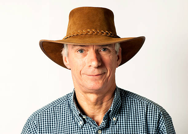 homem usando chapéu de caubói e sorrindo - men hat leather senior adult - fotografias e filmes do acervo