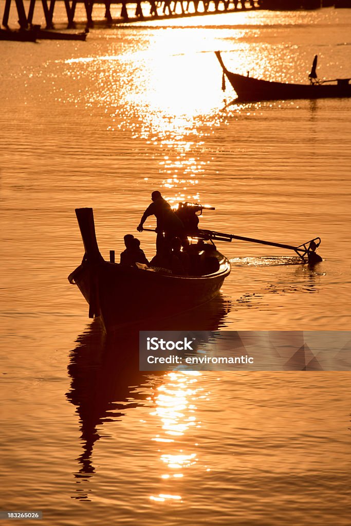 Bateau de longue queue au lever du soleil, Thaïlande. - Photo de Adulte libre de droits