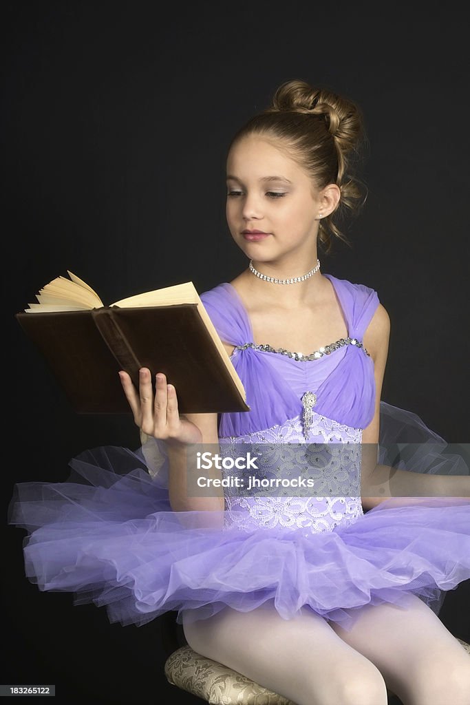 Bailarina com Storybook - Foto de stock de Aprender royalty-free