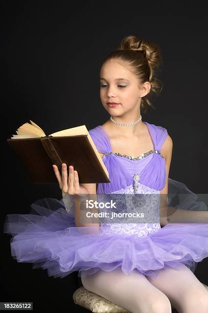 Foto de Bailarina Com Storybook e mais fotos de stock de Aprender - Aprender, Arte, Cultura e Espetáculo, Atividade Recreativa