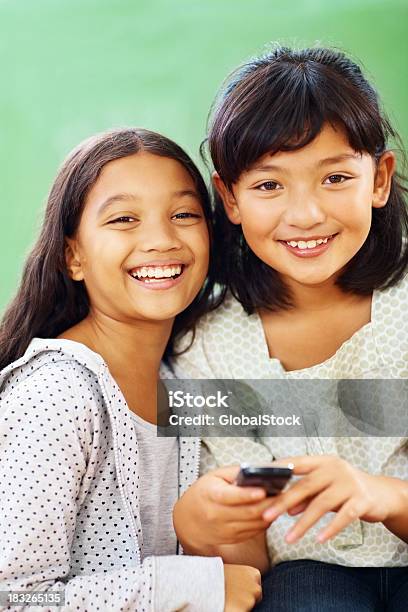 Dwa Szczęśliwy Młody Dziewczyny W Szkole Telefon Komórkowy - zdjęcia stockowe i więcej obrazów Brązowe włosy