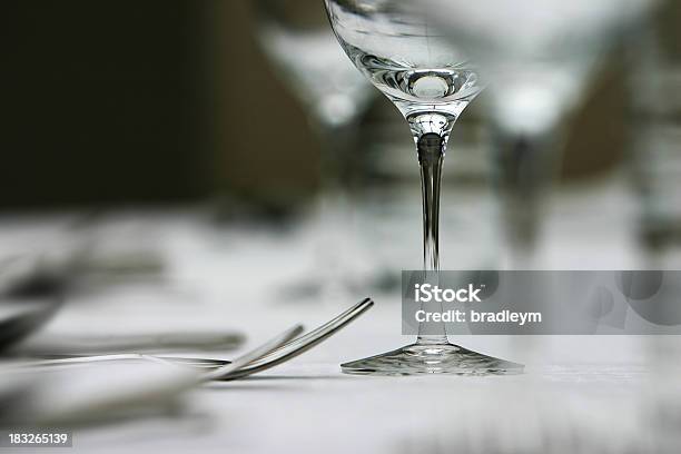 Wein Glas Auf Einem Tisch Stockfoto und mehr Bilder von Glänzend - Glänzend, Sonne, Weinglas