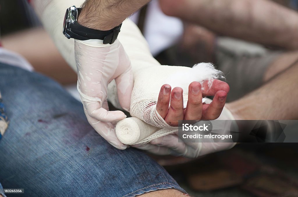 Behandlung verletzter hand - Lizenzfrei Erste Hilfe Stock-Foto