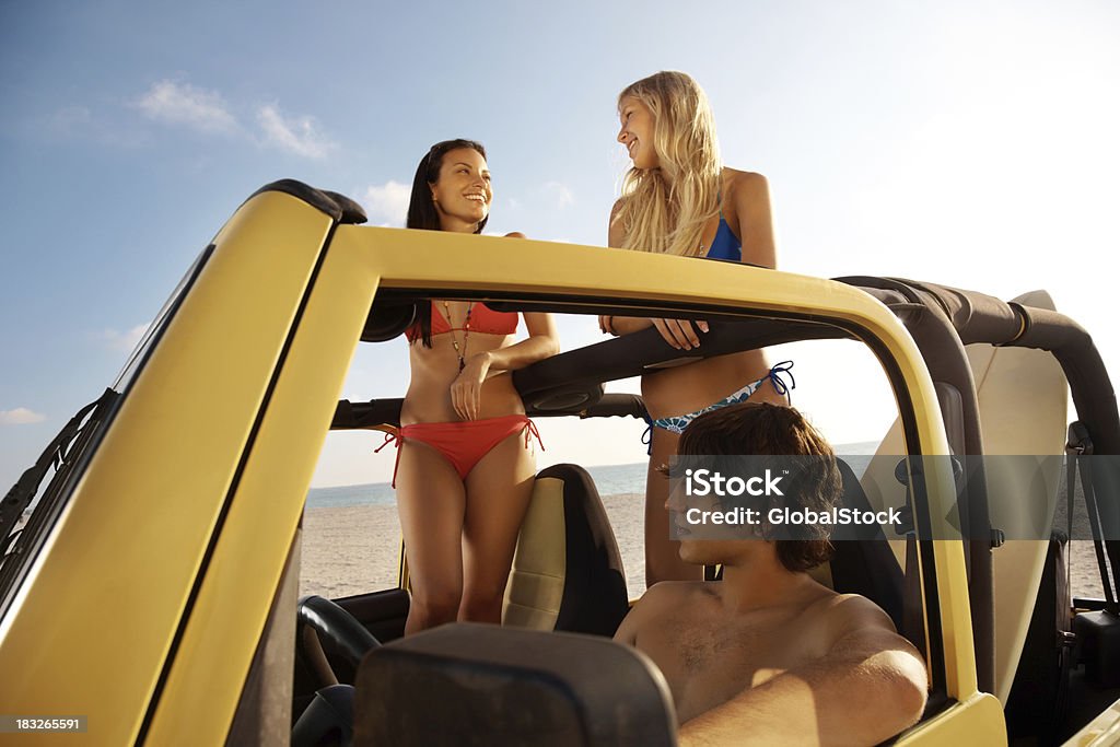 Três amigos de adolescente de desfrutar de suas férias na praia - Royalty-free Adolescente Foto de stock