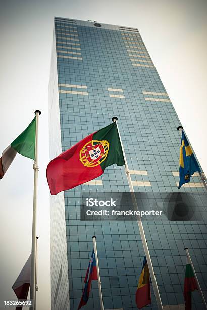 Flags Gegen Europäische Wolkenkratzer Parlament In Brüssel Stockfoto und mehr Bilder von Architektur