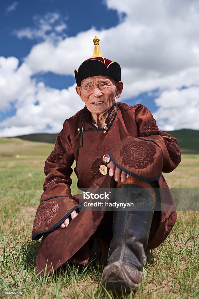 Vieil homme mongole avec des vêtements, des médailles sur la poitrine - Photo de Accroupi libre de droits