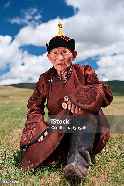 Photo libre de droit de Vieil Homme Mongole Avec Des Vêtements Des Médailles Sur La Poitrine banque d'images et plus d'images libres de droit de Accroupi