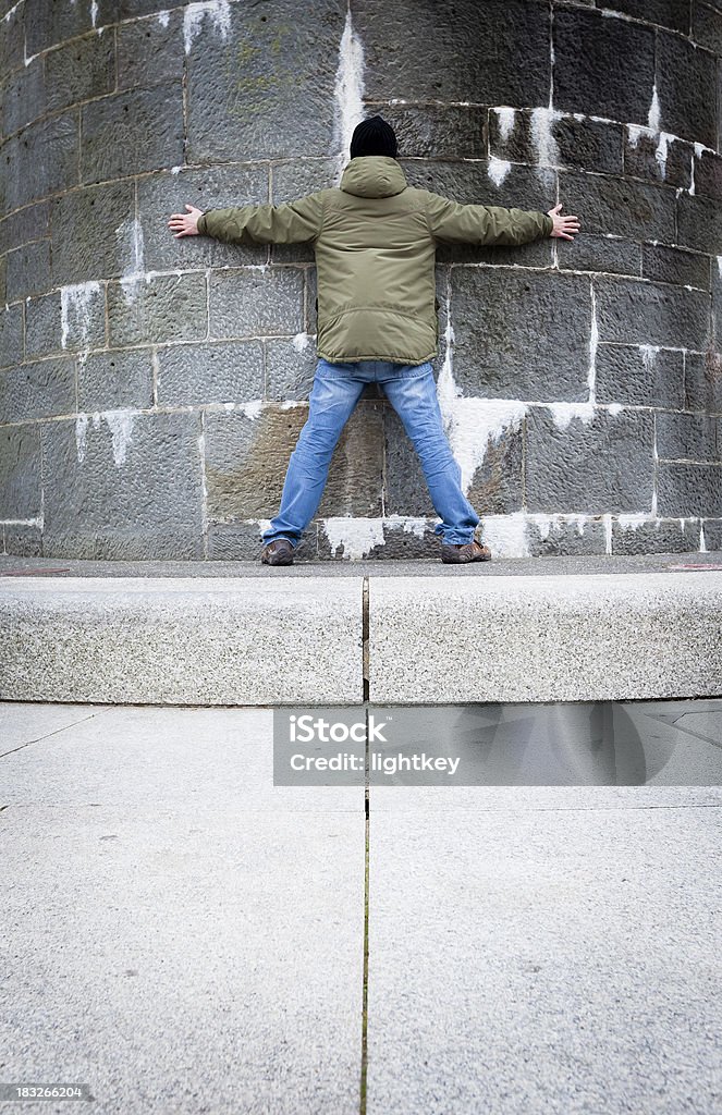 Homem contra a parede - Foto de stock de Abraçar royalty-free