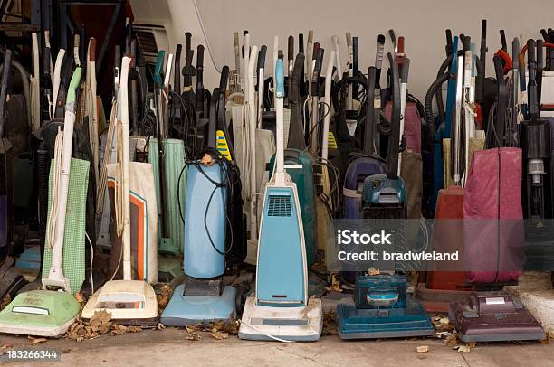 Viele Alte Staubsauger Stockfoto und mehr Bilder von Staubsauger - Staubsauger, Alt, Retrostil