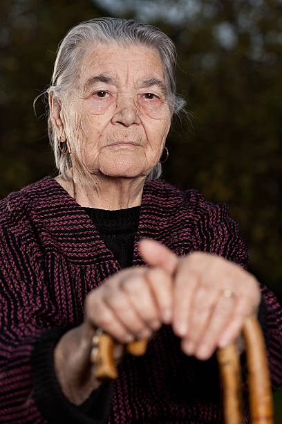 retrato de mulher idosa com bengalas, foco diferencial - senior1 imagens e fotografias de stock