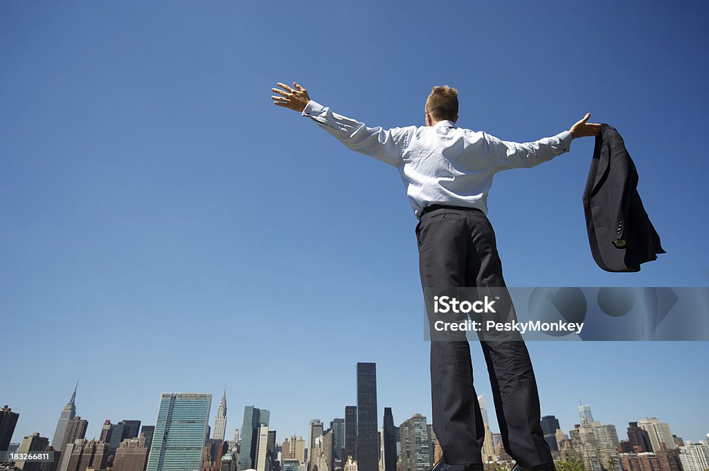 Biznesmen stałego z rękami rozprzestrzeniać się nad panoramę miasta - Zbiór zdjęć royalty-free (Antycypacja)