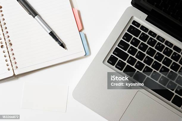 ラップトップノートブック空白の名刺を白背景 - カットアウトのストックフォトや画像を多数ご用意 - カットアウト, 俯瞰, ノートパソコン