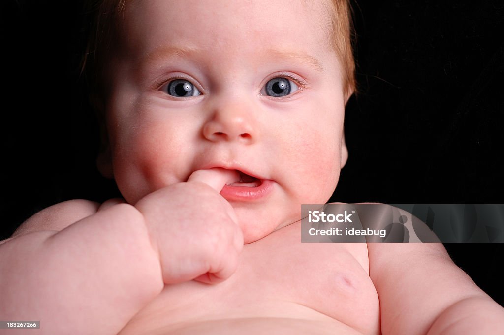 Vicino di colore immagine di carino bambino sulle dita per la dentizione - Foto stock royalty-free di Bebé