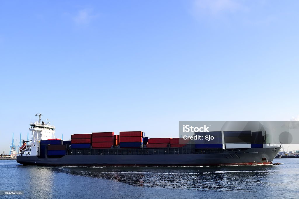 Buque de carga en el puerto - Foto de stock de Agua libre de derechos