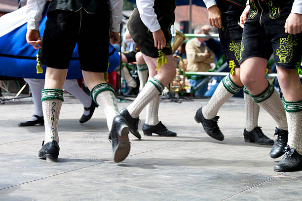 jambes bavaroise de l'oktoberfest jeune schuhplattler de danse - lederhosen oktoberfest beer dancing photos et images de collection