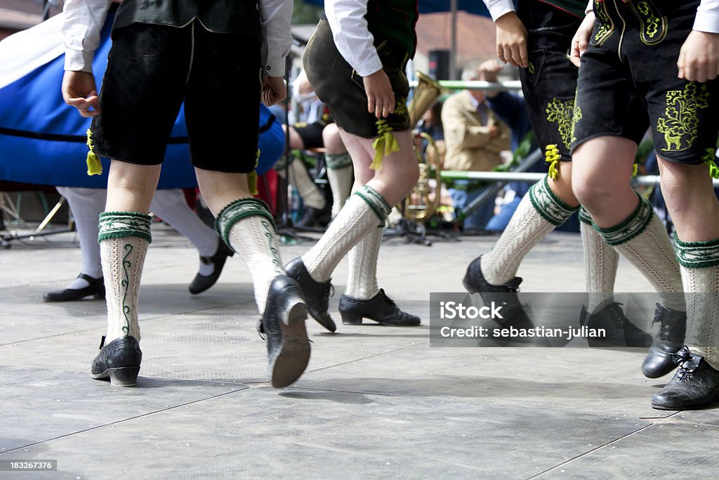 Gambe all'oktoberfest bavarese danza giovani schuhplattler - Foto stock royalty-free di Baviera