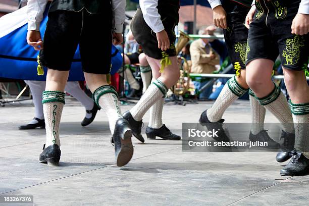 Foto de Bávara Na Oktoberfest Pernas Dança Jovem Schuhplattler e mais fotos de stock de Baviera