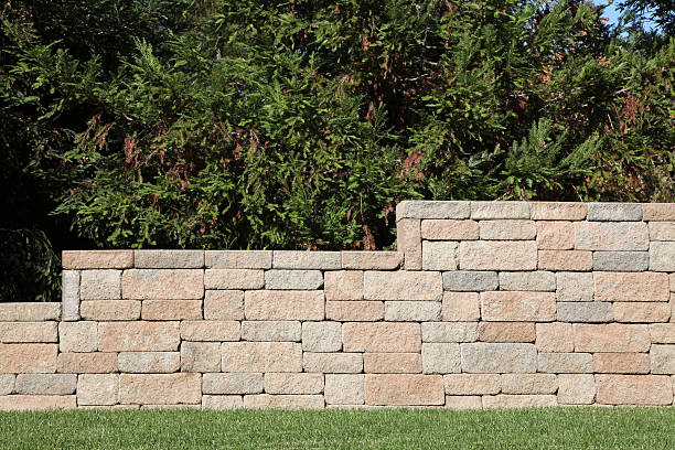 stützmauer mit brick häuserblocks - steinmauer garten stock-fotos und bilder