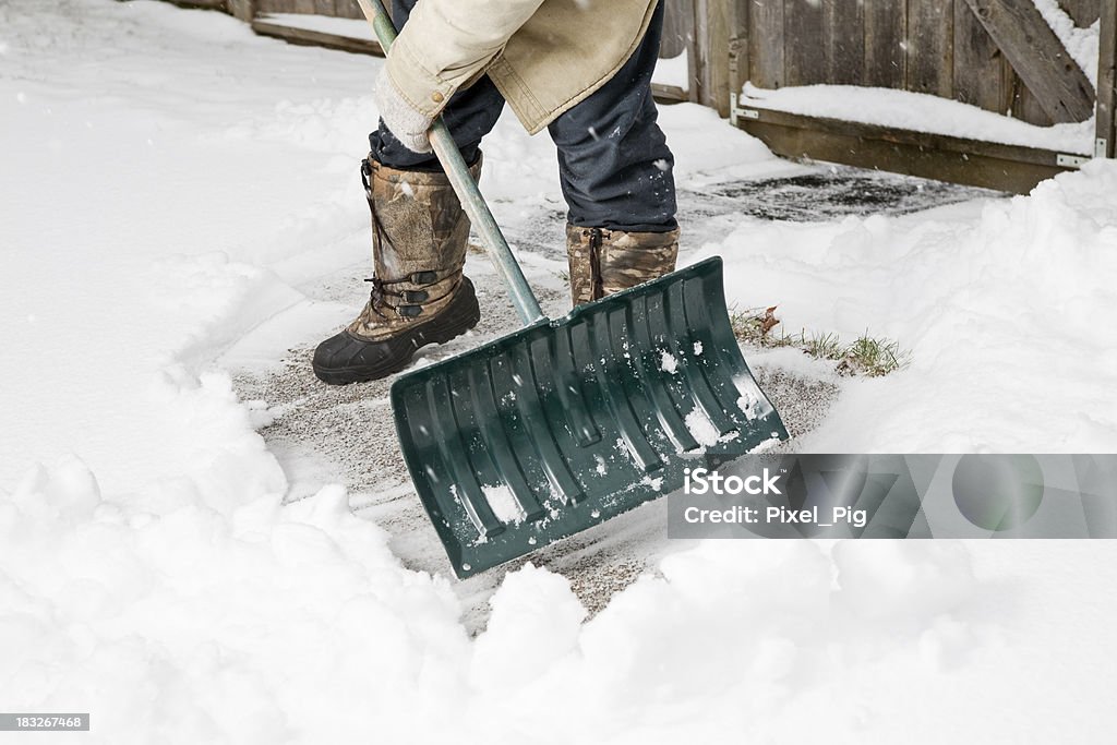 Mann Schaufeln Schnee von Gehweg - Lizenzfrei Schnee Stock-Foto