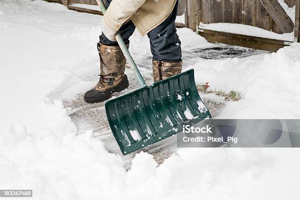 Mann Schaufeln Schnee Von Gehweg Stockfoto und mehr Bilder von Schnee - Schnee, Entfernen, Reinigen