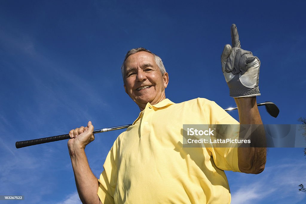 Uomo anziano con golf club Esprimere a gesti per mostrare il numero 1 - Foto stock royalty-free di 60-69 anni