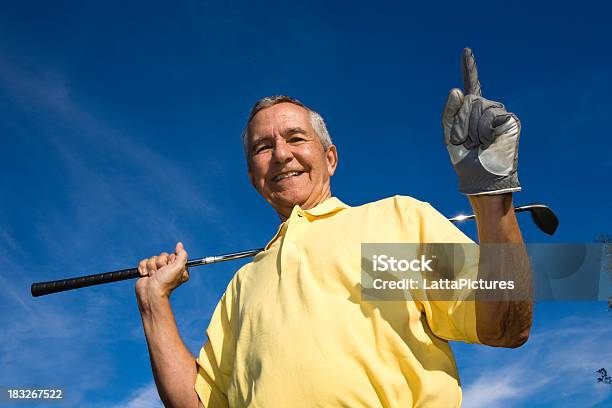 Uomo Anziano Con Golf Club Esprimere A Gesti Per Mostrare Il Numero 1 - Fotografie stock e altre immagini di 60-69 anni