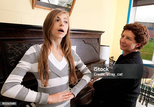 Foto de Aula De Música Cantando No Piano e mais fotos de stock de Cantar - Cantar, Adolescente, Sala de aula