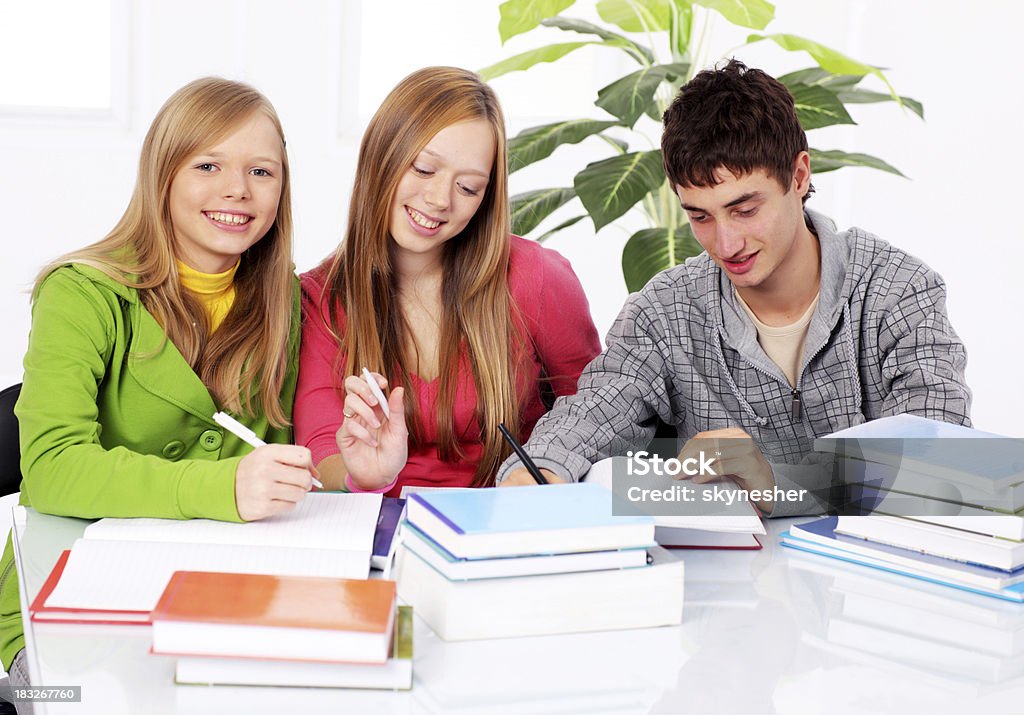 Sorridendo gli adolescenti con molti libri. - Foto stock royalty-free di Adolescente