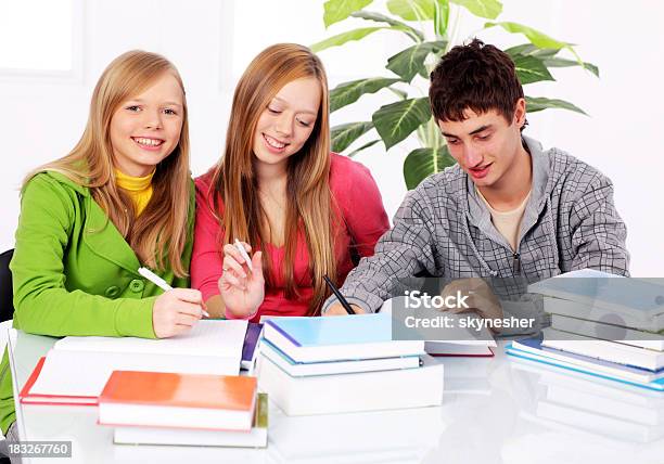 Sorridendo Gli Adolescenti Con Molti Libri - Fotografie stock e altre immagini di Adolescente - Adolescente, Adolescenza, Adulto