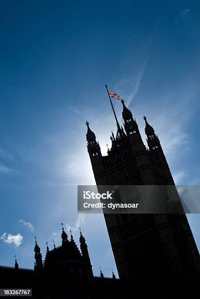 Parlamento Britannico Silhouetted Notevolmente - Fotografie stock e altre immagini di Architettura - Architettura, Bandiera, Bandiera del Regno Unito
