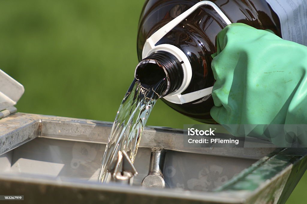 Eingießen Chemical - Lizenzfrei Versprühung von Schädlingsbekämpfungsmittel Stock-Foto