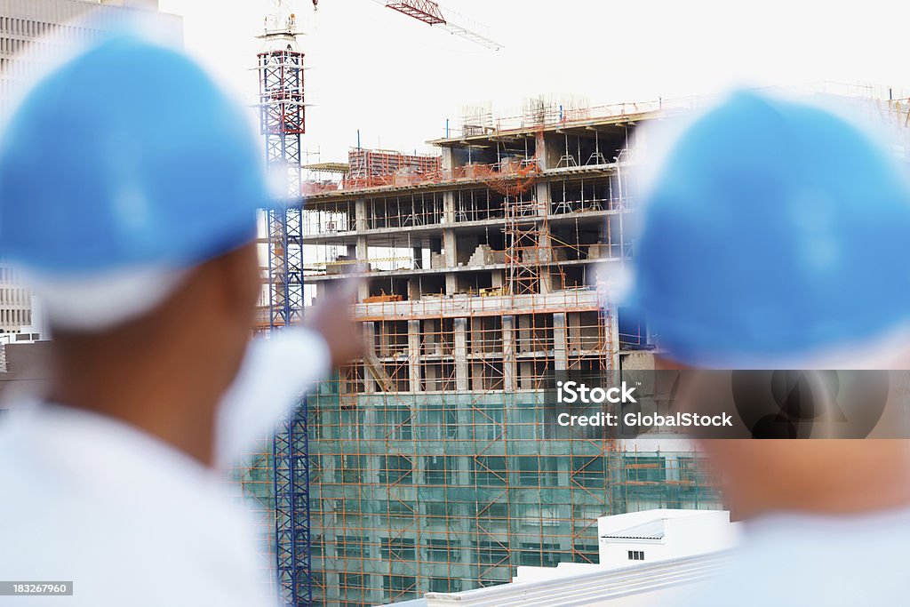 Deux architectes regardant du bâtiment chantier de construction - Photo de Chantier de construction libre de droits