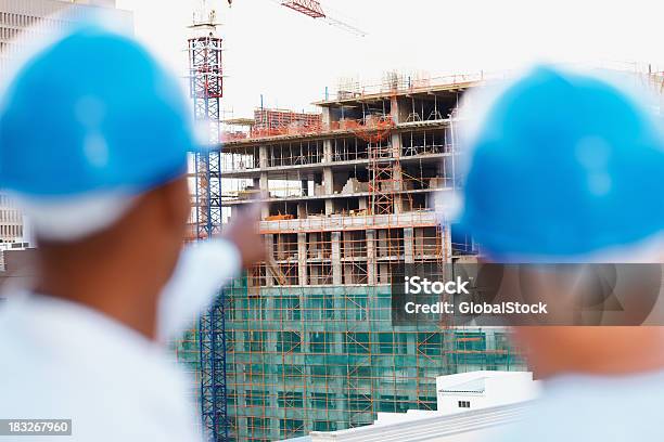 Dwóch Architektów Patrząc Na Budownictwie Ośrodka - zdjęcia stockowe i więcej obrazów Plac budowy - Plac budowy, 50-59 lat, Administrator