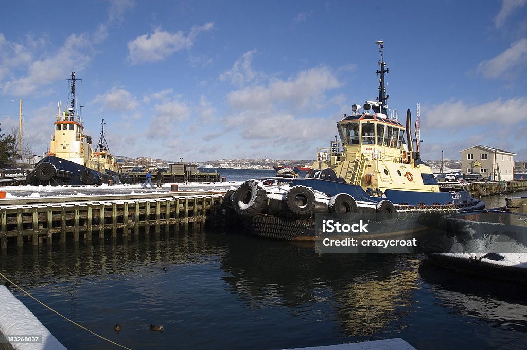 Tug barcos cubierto de nieve, Halifax al puerto - Foto de stock de Academia militar Citadel libre de derechos