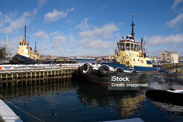 Tug Barcos Cubierto De Nieve Halifax Al Puerto Foto de stock y más banco de imágenes de Academia militar Citadel - Academia militar Citadel, Acontecimientos en las noticias, Asia Occidental