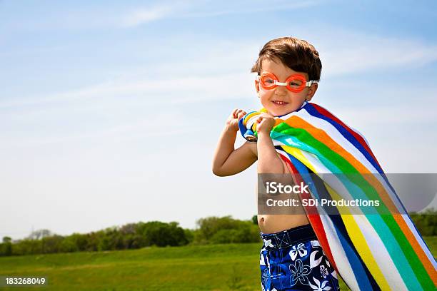 Feliz Menino Superherói Com Toalha E Óculos De Natação Com Copyspace - Fotografias de stock e mais imagens de Calções de Praia
