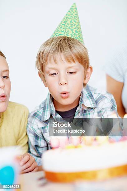 Junge Kind Tragen Partyhut Und Blasen Kerzen Zum Geburtstag Stockfoto und mehr Bilder von Alleinerzieher