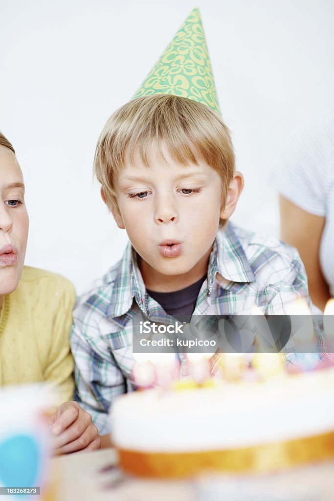 Jovem criança vestindo Chapéu de Festa de Aniversário a soprar as velas e - Royalty-free 20-29 Anos Foto de stock