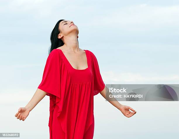 Foto de Meditating e mais fotos de stock de Adulto - Adulto, Beleza, Céu - Fenômeno natural