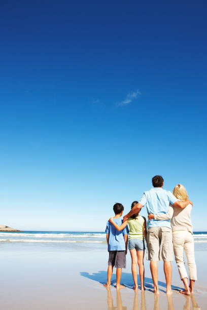istock Family looking out into the ocean 183268699